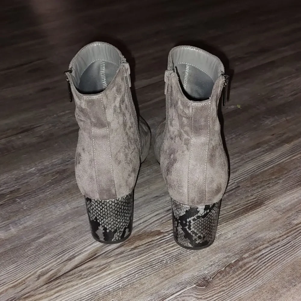Bandolino Lila2 Snake Hill Bootie-Light Gray Ankle boots  Sz 11